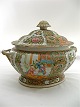 A 19th century 
chinese rose 
medallion 
tureen with 
figural and 
floral panels 
L. 36 cm.
