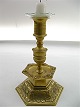 A brass 
candlestick 
from start 20th 
century H. 21 
cm.
