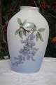 Bing & Grondahl 
porcelain. B&G 
vase no. 
72/237. Height 
17 cm. 1. 
Quality fine 
condition.