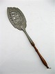 A 19th century 
pewter fish 
serving spoon 
L. 39 cm.