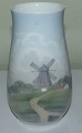 Bing and 
Grøndahl Art 
Nouveau Vase 
with Windmill 
No. 8522/210. 
Måler 17 cm / 
6.7 in. og er i 
god ...