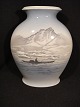 Vase with 
fishing in a 
kayak off the 
iceberg.
 Height: 22.5 
cm, width: 18 
cm, depth: 10 
cm.
 ...