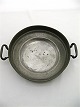 Pewter dish 
with handle 
from 1794 
engraved  J A R 
1794  D. 27 cm.