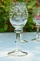 Set of 6 
crystal 
glasses, wein 
glasses with a 
cut flower 
pattern, height 
16.7cm. Fine 
condition.