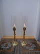 1 pair of brass 
hurricanes with 
new glass, 
England approx. 
1880. The 
candlesticks 
can also be ...
