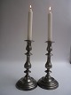 1 pair of 
pewter 
candlesticks, 
England approx. 
1860.
23.5 cm. high.
