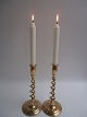 1 pair of 
twisted brass 
candlesticks, 
England approx. 
1880.