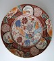 Imari charger, 
China. 
Decorated with 
birds. Signed. 
Dia.: 21,5 cm.
