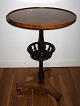 Round table of 
birch, beech 
and mahogany, 
plate worn by 
baluster column 
with basket on 
...