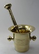 Mortar in brass 
with pestle, 
19th century. 
Stamped on the 
bottom: 8 SH: 
12 cm. Pestle 
Length .: ...
