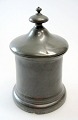 Tobacco jar, 
19th century. 
In Pewter. 
Denmark. H .: 
14 cm. No 
visible master 
marks.