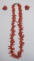 Coral necklace 
and a pair of 
ear clips 
before 1927. 
L.: 45 cm.