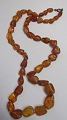 Amber chain 
with natural 
pieces, 
gathered around 
o. 1900. L .: 
60 cm. 46 psc.