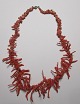 Red coral 
chain, around 
1950. Length: 
44 cm Some of 
the pieces are 
about 3 cm long