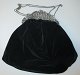 Black handbag 
with silver 
handles. 
Decoration with 
putti. Stamped. 
Take in black 
velvet. 1920. 
...