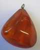 Polished piece 
of amber. 
Denmark. With 
eye in silver. 
L .: 4 cm. 
Weight .: 11.4 
cm.