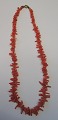 Red coral chain 
with elongated 
pieces, 
approximately 
1930. L .: 40 
cm. Weight .: 
18 grams.