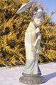 LLADRO: Spanish 
figurine. 
Lady with 
umbrella, höhe 
30 cm.
Fine 
condition. 
