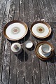 Diskos 
handpainted 
stoneware 
tableware by 
Désirée.
* Settings tea 
or coffee 
(cup,saucer,cake 
...