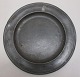 Large English 
pewter plate, 
18th century. 
Stamped. Dia .: 
46 cm. With 
engraving.
