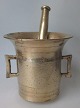 1800 Century 
brass mortar 
and pestle with 
two handles. 
Height: 15 cm. 
Length pestle: 
22.5 cm.