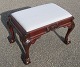 Stool in 
mahogany, 20th 
century. 
Chippendale. 
Polished and 
with new 
upholstery.