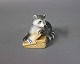 Royal figurine 
Raccoon with a 
basket, no. 
055.
Measurements: 
W: 13 cm.
