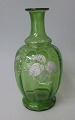 Bohemian 
decanter in 
green glass 
with white 
enamel 
decoration, 
19th century. H 
.: 17 cm.