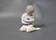 Royal porcelain 
figure, child 
with baby, no. 
1938.
Dimensions: H: 
13 cm, W: 10 cm 
and D: 7.5 cm.
