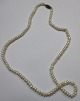 Genuine Pearl 
chain, 20th 
century. L: 56 
cm. With brass 
lock.