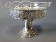 Silverplate 
centerpiece 
with glass 
piece.
H - 11/14 cm 
and Dia - 18,5 
cm.