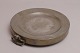 Pewter hot 
water plate, 
18. C. London. 
England. 
Stamped: 
Londong. W: 23 
cm.
One handle is 
missing.