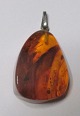 Polished amber 
pendant, 
Denmark. 20th 
century. 
Length: 2.5cm.