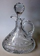 Crystal carafe 
with grindings 
and stopper, 
20th. Height: 
24 cm.