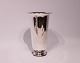 Flower vase in 
830 silver by 
Cohr, in great 
vintage 
condition.
21,5x12,5 cm.