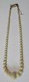 Collier, White 
coral. 19th 
century. 
Length: 38 cm. 
With small 
silver lock.