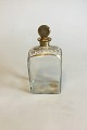 Square decanter 
with gilded 
cork. Measures 
18 cm / 7 3/32 
in.