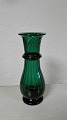 grøn 
hyacintglas 
optisk vredet 
med rigel om 
hals
Holmegaard 
1800-tallet
Højde 21cm.