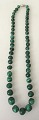 Green malachite 
neck chain, 
20th century. 
Length: 48 cm.