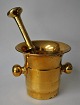 Antique brass 
mortar with 
pistil, 19th 
century. 
Unsigned. 
Height: 12.5 
cm. Length 
pistil: 23.5 
cm.