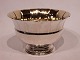 Bowl on feet of 
hallmarked 
silver and 
simply 
decorated. The 
bowl is in 
great vintage 
...