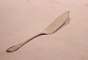 Slim cake 
server of 
different 
pattern and 
hallmarked 
silver.
25 cm.