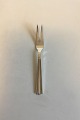 Margit Kronen 
silver plate 
Meat Fork. 
Measures 21.5 
cm / 8 15/32 
in.