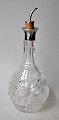 Oil decanter 
with silver 
fitting, 20th 
century 
England. Clear 
crystal with 
grinding. H: 
21.5 ...