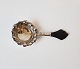 Cohr tea 
strainer in 
silver with 
wooden handle. 
Stamp: CMC - 
830 
Length 15.5 
cm.
