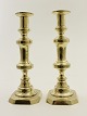 A pair of brass 
candlesticks 
with square 
foot H. 27.5 
cm. 19th 
century. No. 
379314