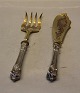 Gilt and silver 
serving set 28 
and 27 cm 
Danish Silver 
handle 830 S.
Light wore on 
the gilding