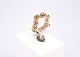 Ring of 14 
carat gold and 
decorated with 
flower motifs.
Size - 52.
