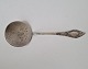 Serving spoon 
in silver
Stamps 11L
Length 17.7 
cm.