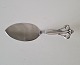 Cake server 
with handle in 
silver and 
steel. 
Stamped: the 
three towers 
1942. 
Length 16.5 
cm.